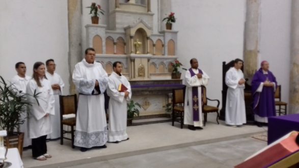 Dom Agenor, junto com o padre Frei Antoniel e Seminaristas, no presbitério da Catedral.