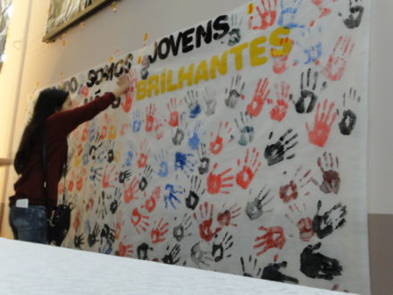 Cada participante do DNJ, em Bituruna, após o evento deixou o registro de sua mãos em um painel.
