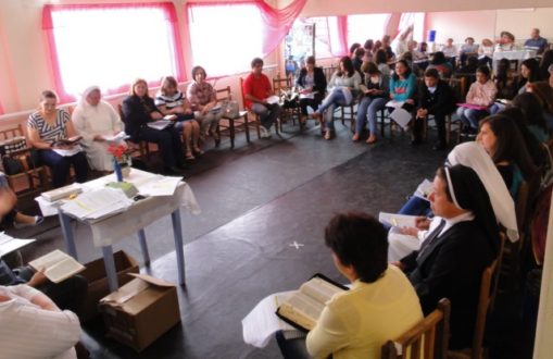 Coordenadoras da Catequese em momento de Leitura Orante da Bíblia.