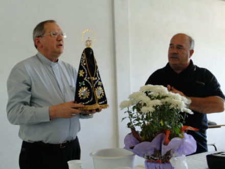 Dom Agenor com a Imagem de Aparecida, e ao lado, padre Levi, pároco em Paulo Frontin.