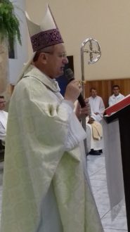 Dom Agenor Girardi, bispo diocesano, no momento da homilia.