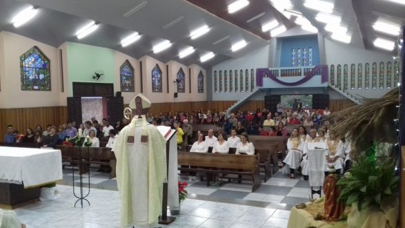 Formandos, familiares, amigos e fiéis acompanhando a missa de formatura, na Capela do Seminário.