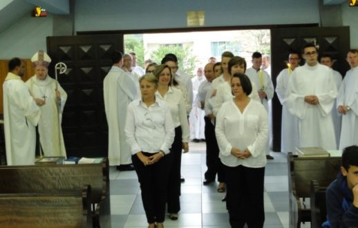 Leigos formandos, aguardando a procissão de entrada da missa.