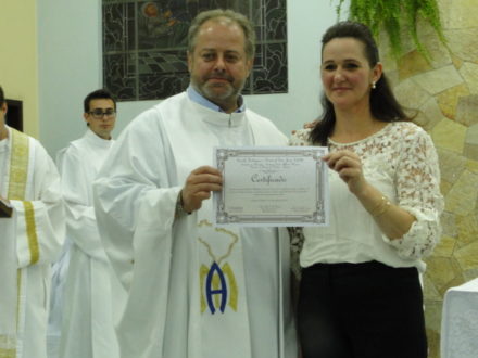 Formanda Ivonete, recebendo o certificado das mãos do padre Silvano, pároco da Catedral.
