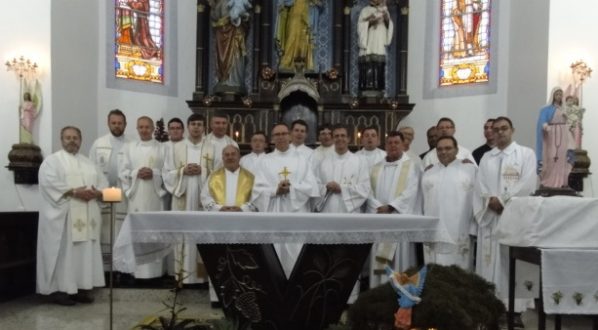 Pe. Ermildo junto com os colegas padres e diáconos, ao final da celebração.