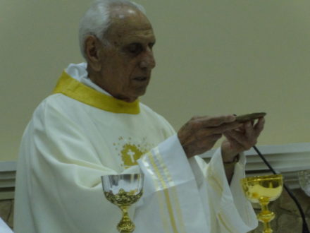 Padre Caime celebrando sua missa jubilar.