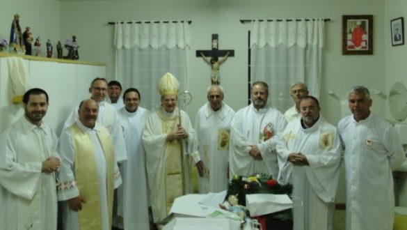 Dom Agenor, padres e ministros da eucaristia, junto com o jubilando na sacristia da Igreja, ao final da missa.
