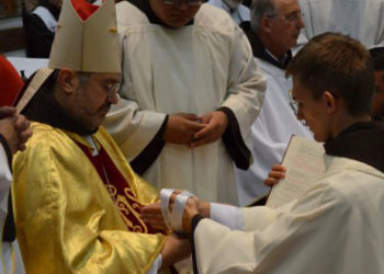 Festa Franciscana em Pato Branco: Frei Clauzemir é ordenado presbítero, por dom João Bosco