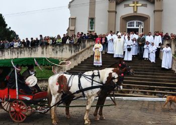Romaria Vocacional da Diocese de União da Vitória leva os peregrinos a Rio Claro do Sul, mesmo com chuva e frio