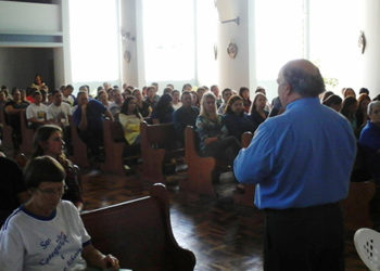 Catequistas estudam nova edição do “Crescer em Comunhão”