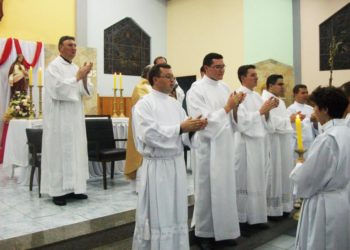 No dia do encontro dos seminaristas e seus familiares, também foi dia de 5 deles receberem os ministérios de Leitor e Acólito.