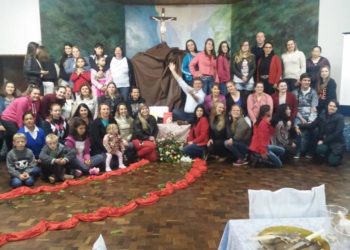 Paróquia São Carlos Borromeu homenageia seus catequistas