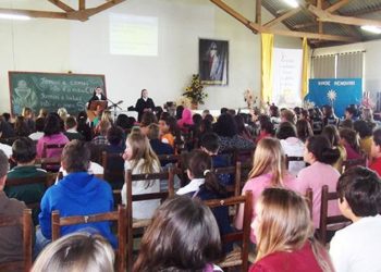 Retiro de Primeira Eucaristia reúne 165 catequizandos