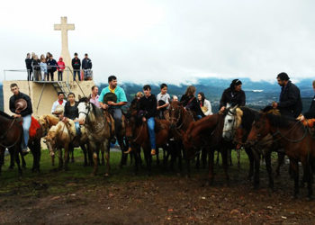 Devotos fazem procissão tradicional em Cruz Machado