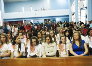 Dom Agenor realiza Crismas na Paróquia São Carlos Borromeu