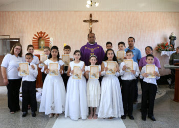 Mais 50 jovens confirmaram sua fé por meio do crisma na Paróquia do Rocio