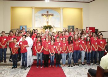 Jovens do Rocio recebem Dom Agenor para celebração do Crisma