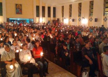 Homens e mulheres do Terço realizam Procissão Luminosa