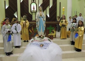 Crianças fazem ‘coroação de nossa senhora’ em rebouças