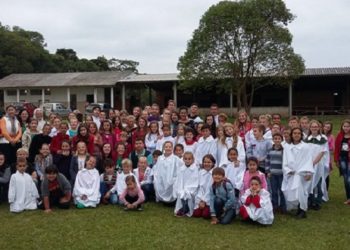 Paróquia São João Batista faz encontro com 137 coroinhas