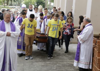 Fiéis dão adeus a Dom Agenor Girardi