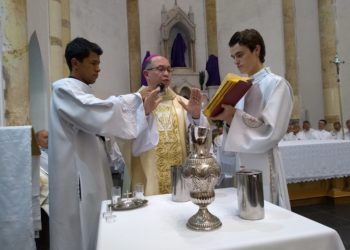 ‘Missa do Crisma’ é presidida por bispo auxiliar de Curitiba