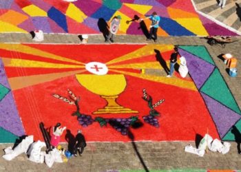 Adoração Eucarística: origem da Solenidade de Corpus Christi e roteiro para oração