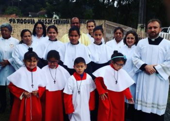 Paróquia Nossa Senhora das Dores investe novos MECEs, acólitas e coroinhas
