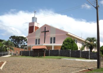 Padres e diáconos se reúnem para reunião mensal do clero