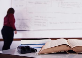 Qual é a diferença entre o professor e o educador?