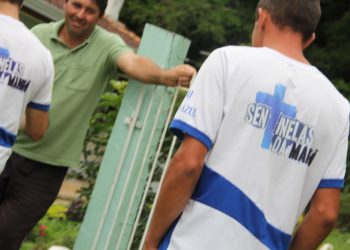 Jovens de Rio Azul evangelizam pela comunicação e de porta em porta