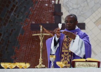 Como é feita a escolha da Missa, suas leituras e oração Eucarística?