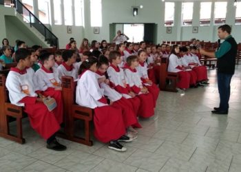 Coroinhas da paróquia Santa Bárbara passam dia de espiritualidade e recreação
