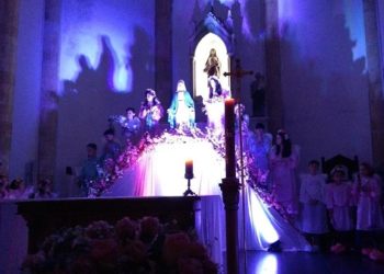 Coroação a Nossa Senhora por crianças da catequese encanta fiéis da Catedral