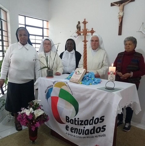 Cruz Peregrina passa por Casas Religiosas preparando o Mês Missionário