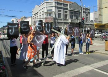 Juventude Diocesana realiza ação missionária em paróquias e espaços públicos