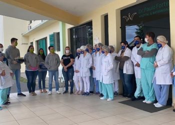 Jovens levam mensagem a diferentes trabalhadores de plantão no Domingo de Páscoa