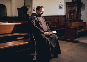 Monges ensinam que reclusão em casa é tempo de encontro consigo e com Deus