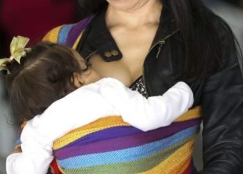Mães não devem deixar de amamentar seus bebês mesmo com a Covid-19