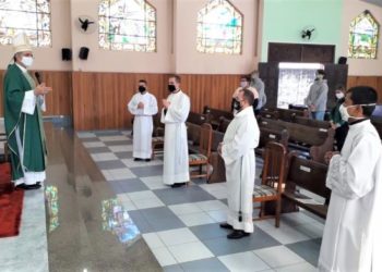 Seminaristas recebem Ministérios de Leitor e Acólito