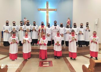 Paróquia São José institui novos coroinhas e acólitos
