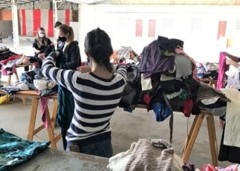 Paróquia São Carlos Borromeu atende famílias com Campanha do Agasalho