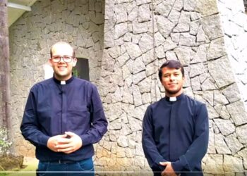 Seminaristas Diego e Douglas gravam vídeo anunciando a Ordenação Diaconal