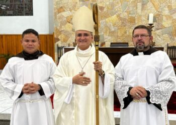 Frades Franciscanos recebem os Ministérios de Leitor e Acólito