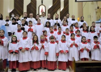 Paróquia Senhor Bom Jesus acolhe 44 meninos e meninas para coroinhas e acólitos