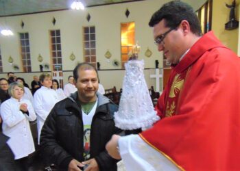 Fiéis da Paróquia do Rocio acolheram nesta sexta seu novo padre, em missa presidida por Dom Walter Jorge