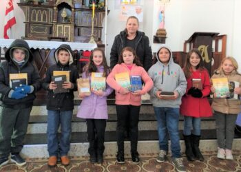 Paróquias realizam abertura do ano catequético, com Entrega da Palavra e Rito de Envio aos novos catequizandos