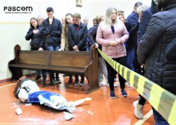 Centenas de fiéis celebraram com tristeza a missa de reparação pelas imagens quebradas na Igreja São Mateus