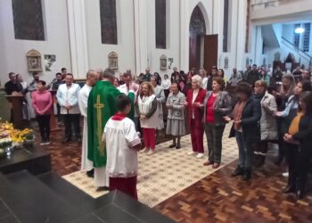 Profissionais da área da Educação participam de missa na Catedral, em alusão ao Dia dos Professores