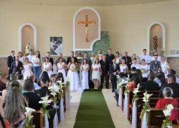 Quatorze casais da Paróquia N. Srª. da Salette recebem o Sacramento do Matrimônio, em ‘Celebração Comunitária’